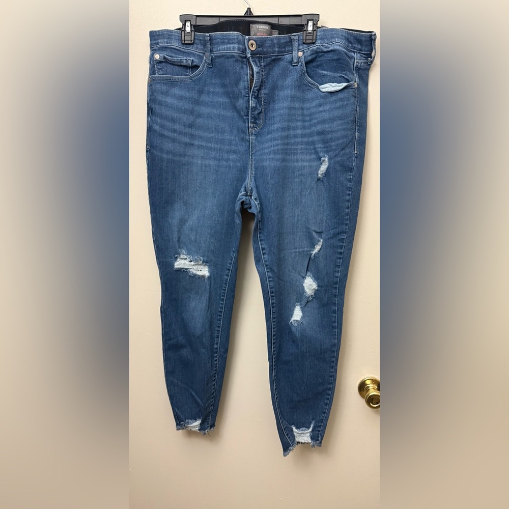 Torrid Bombshell Distressed Blue Jeans size 22 Short